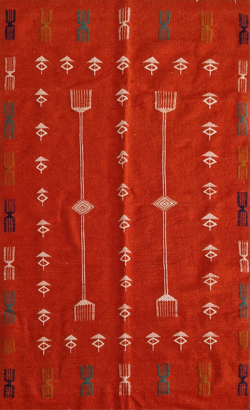 Margoum de Gafsa Eclat du Désert, fond rouge corail vibrant