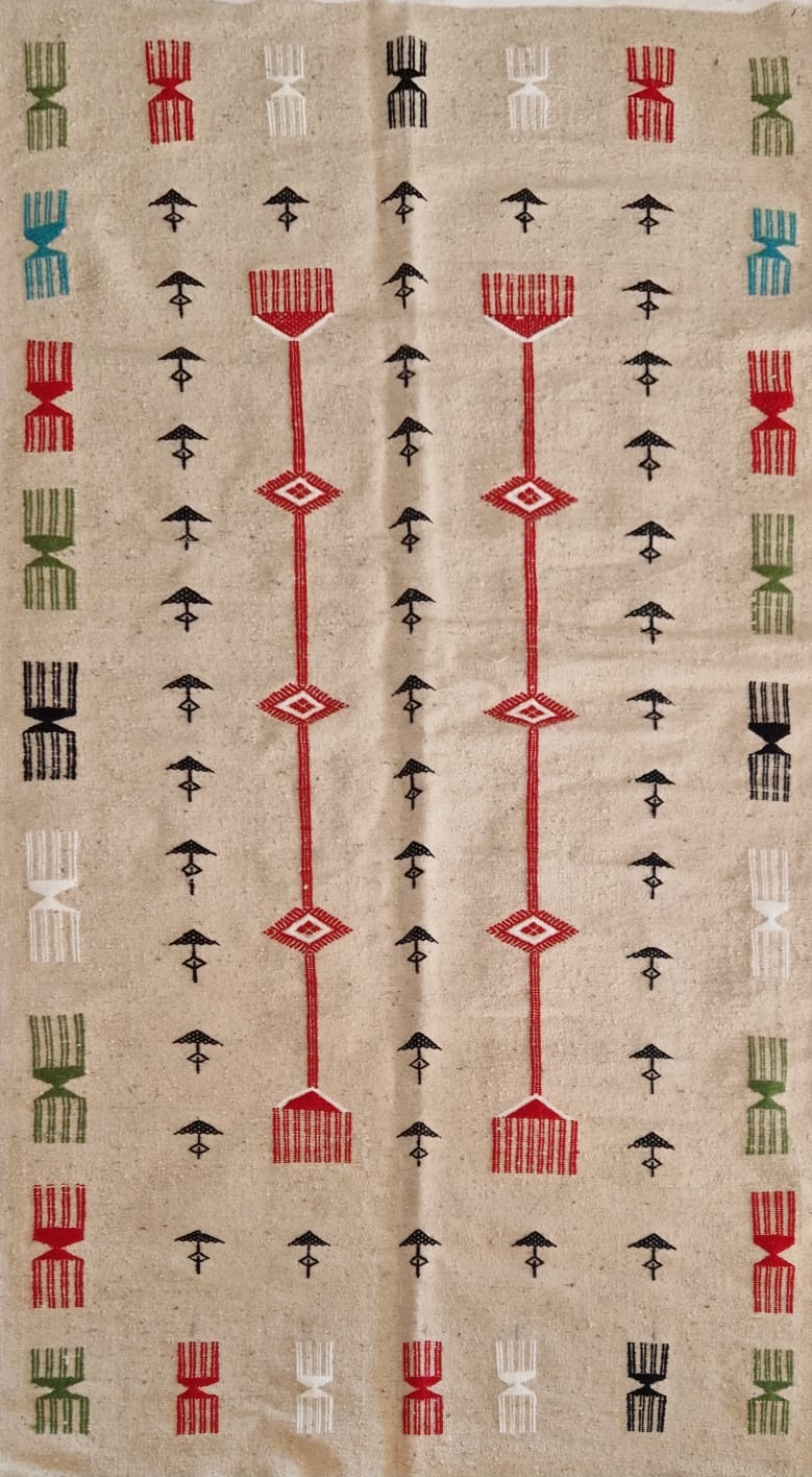 Margoum de Gafsa Sable des Oasis, fond beige naturel, motifs boho-chic