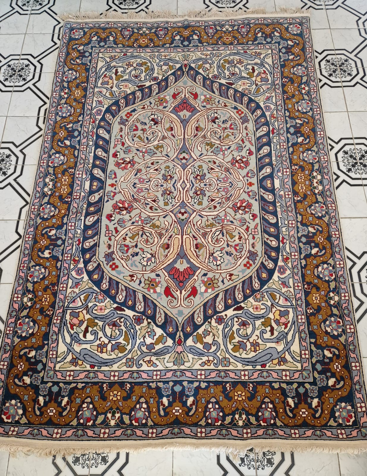 Grand tapis Arbre de Vie Kairouan, médaillon central, bleu nuit ocre miel