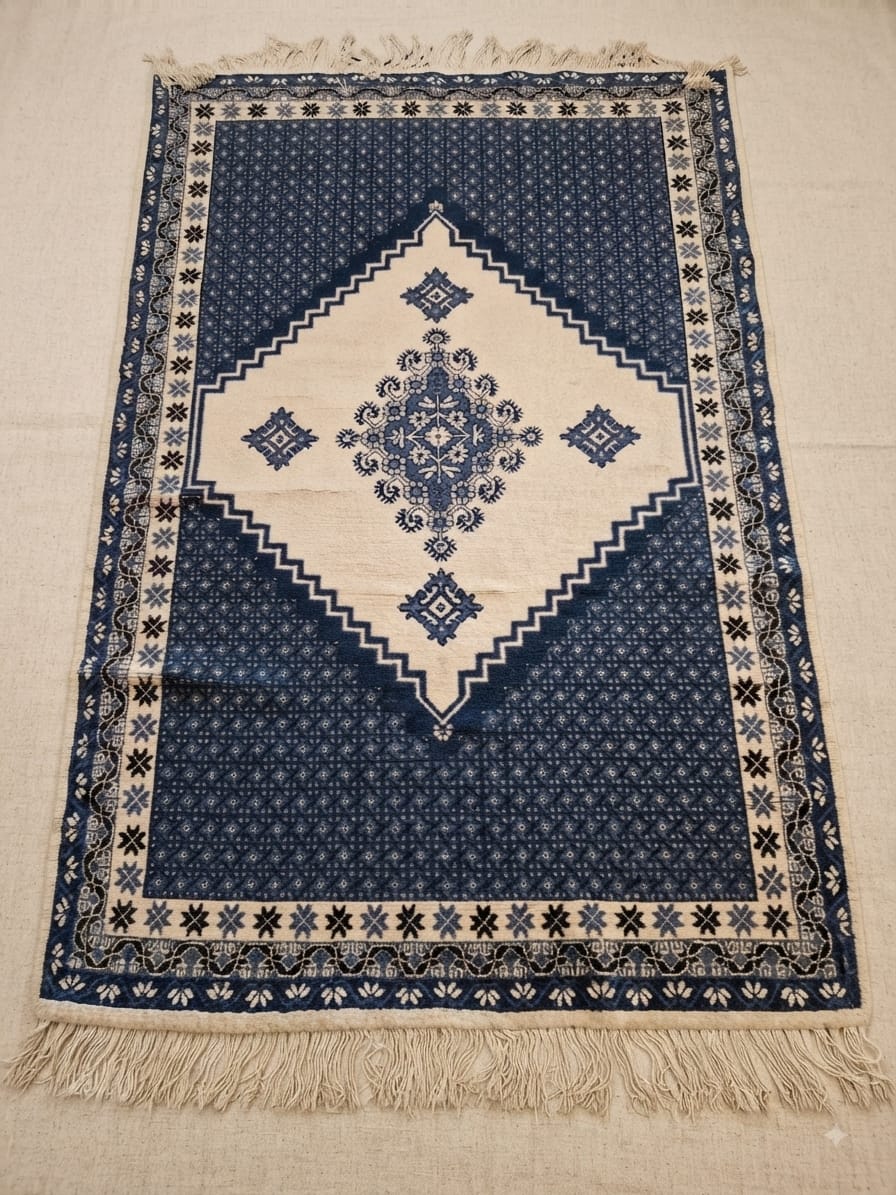 Grand tapis Grande Makroudha Sidi Bou Saïd, losange central ivoire, fond bleu nuit