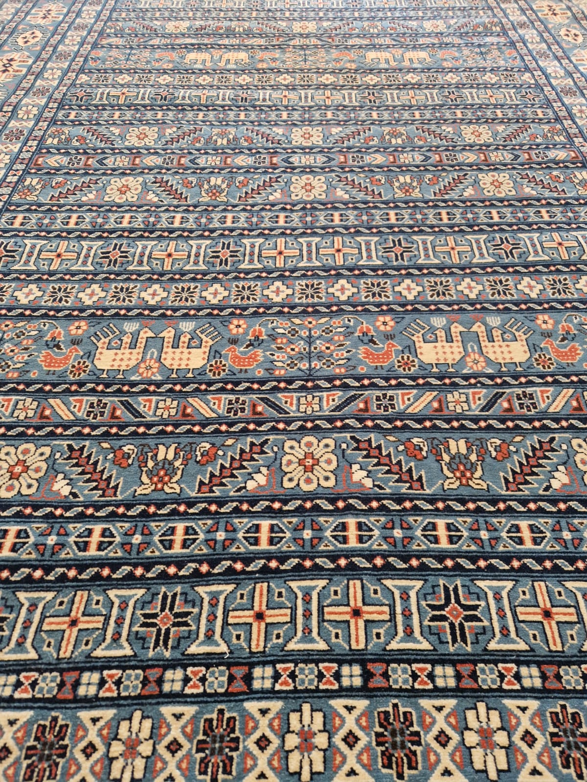 Grand tapis Oiseaux du Paradis bleu royal Kairouan, frises géométriques ivoire corail ocre