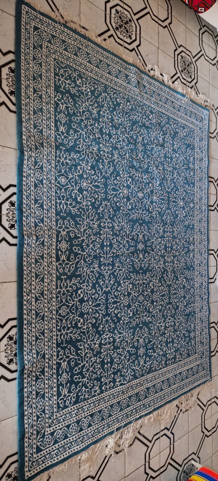 Grand tapis Yasmine bleu mer Kairouan, maillage végétal ivoire