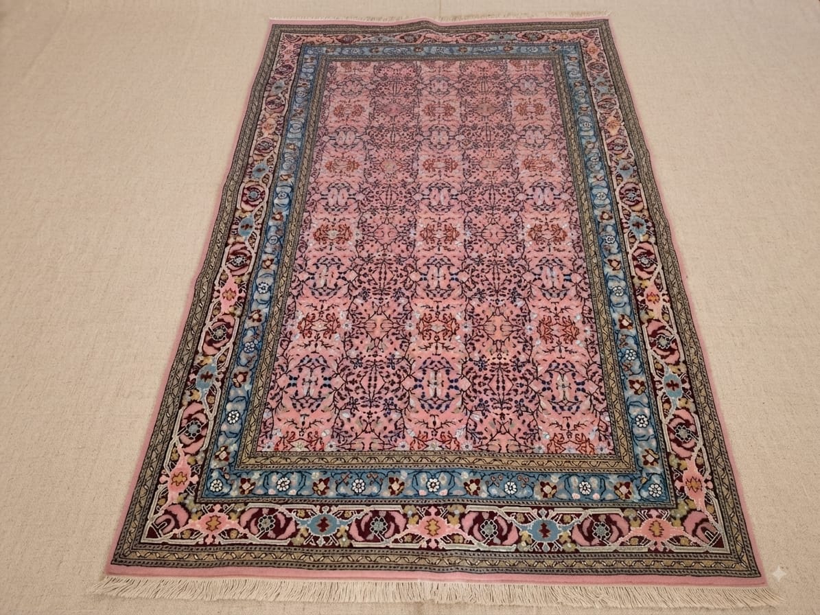 Grand tapis Yasmine rose Kairouan, bordure rose vieux et bleu ciel