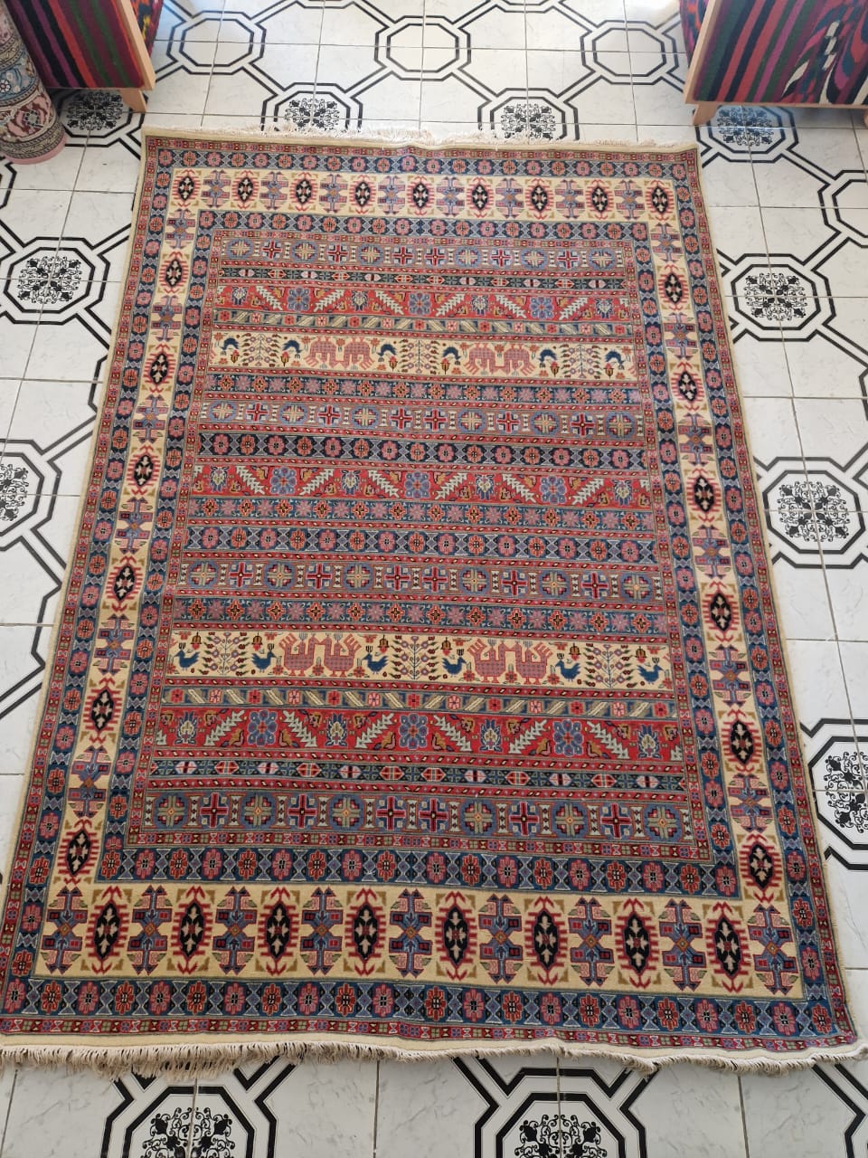 Tapis Oiseaux du Paradis soie et laine, palette bordeaux rosé bleu nuit ivoire doré