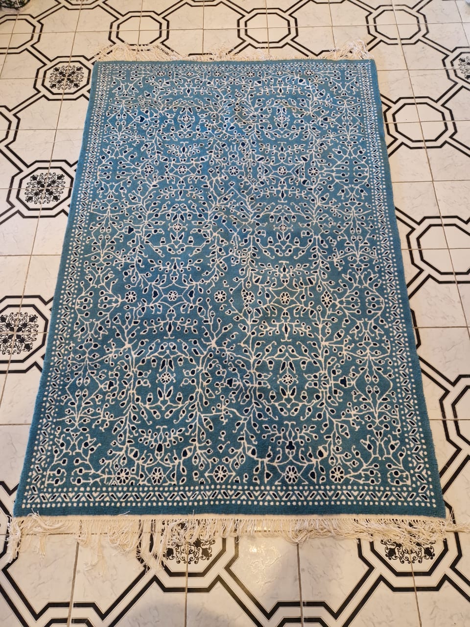 Tapis Yasmine bleu ciel et marine Kairouan, fond bleu ciel, détails bleu marine