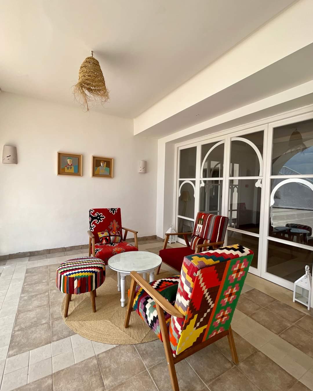 Terrasse d'hôtel avec fauteuils margoum