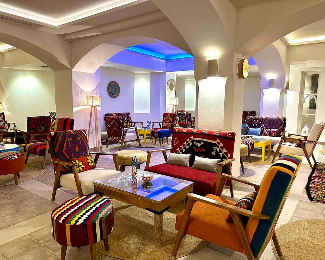 Lobby d'hôtel avec canapé et fauteuils margoum