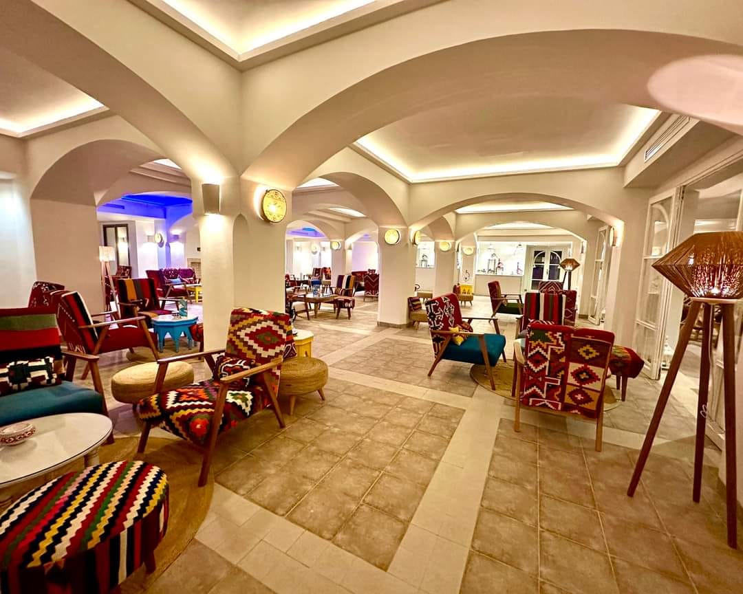 Réception d'hôtel avec fauteuils margoum sous arcades