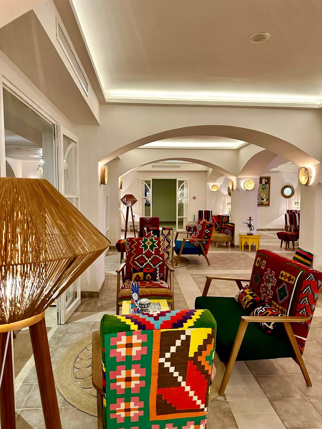 Salon d'hôtel avec fauteuils margoum colorés